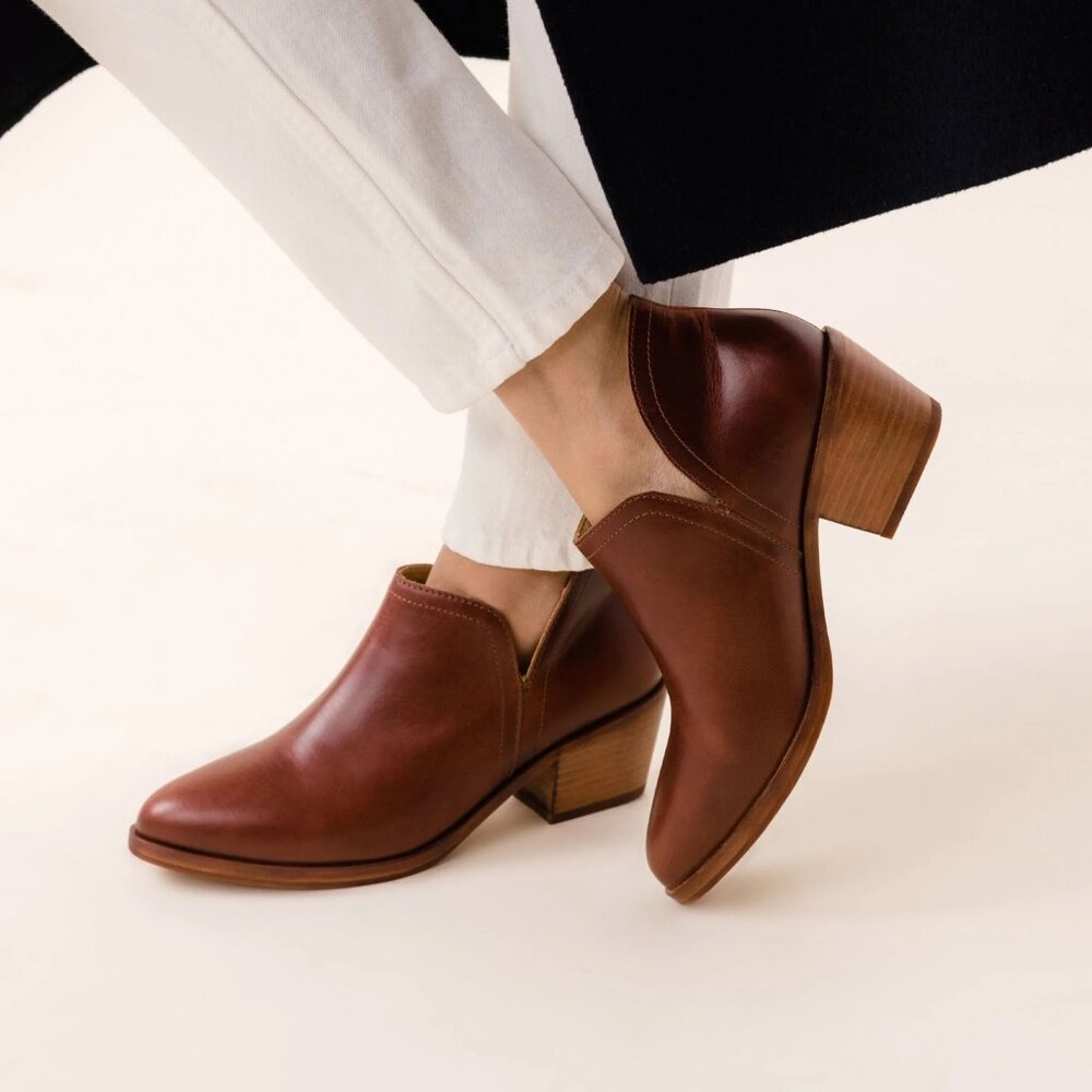 *BRAND NEW NEVER WORN* Nisolo Mia Everyday Ankle Bootie in Auburn